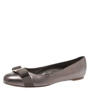 Salvatore Ferragamo Metallic Grey Leather Vara Bow Ballet Flats Size 38